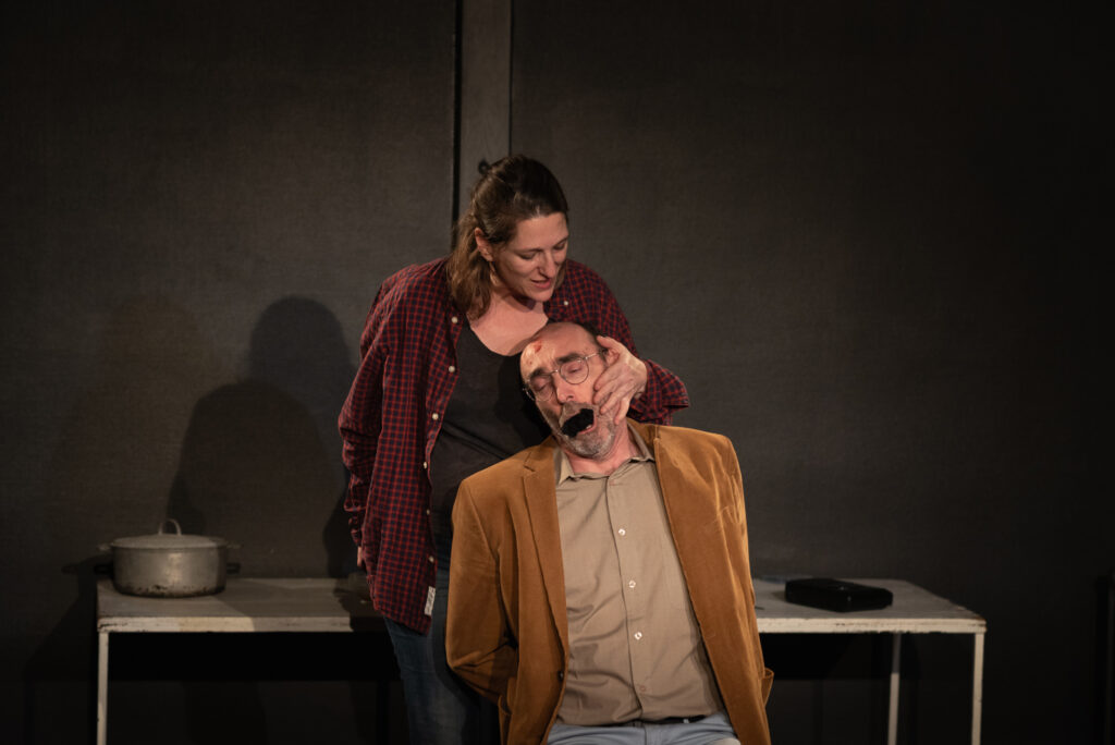 Camille Morandat et Renaud Langlois dans "La Jeune Fille et la Mort" d'Ariel Dorfman - Photo Eric Pouyet